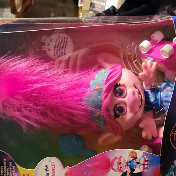 🆕️ DreamWorks Trolls World Tour Dancing Hair Poppy Interactive Talking Singing - Picture 2 of 6